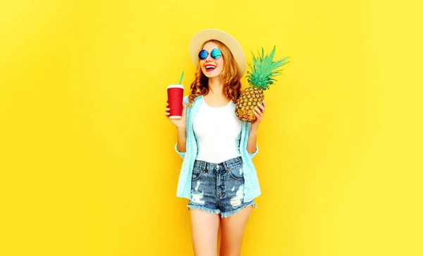 Porträtt glad skrattande kvinna med ananas, kopp juice ha — Stockfoto