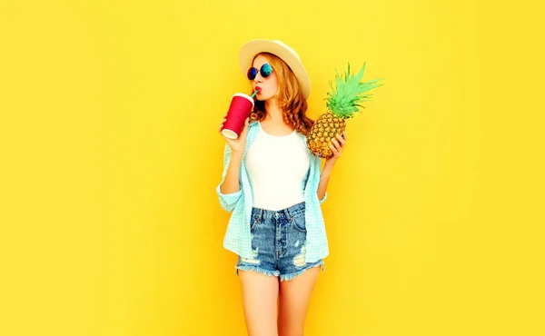 Bella giovane donna bere succo di frutta, tenendo ananas in estate s — Foto Stock