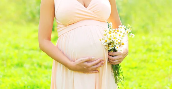 Embarazada con flores fotos de stock, imágenes de Embarazada con flores sin  royalties | Depositphotos