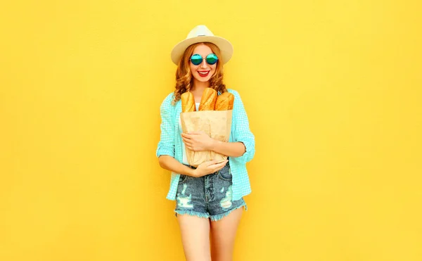 Ritratto felice sorridente giovane donna in possesso di sacchetto di carta con w lungo — Foto Stock