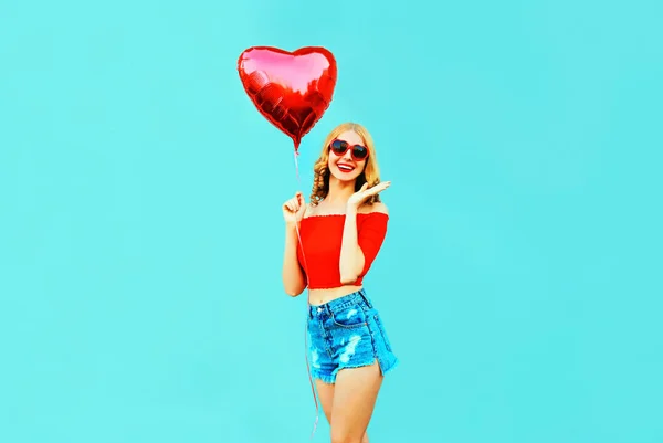 Retrato feliz riendo mujer sorprendida sosteniendo corazón rojo en forma —  Fotos de Stock