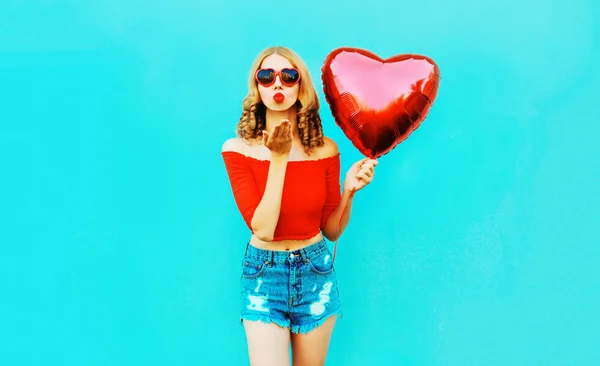 Retrato hermosa joven mujer enviando dulce aire beso con rojo h — Foto de Stock