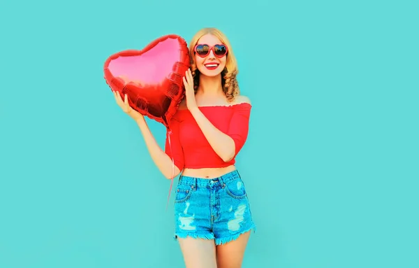 Retrato feliz sonriente mujer sosteniendo corazón rojo en forma de globo de aire —  Fotos de Stock