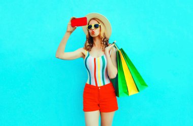 Mutlu kadın sho ile telefonla selfie fotoğraf çekerek dudakları üfleme