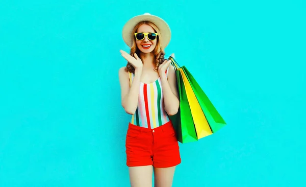 Retrato feliz mulher muito sorridente com sacos de compras em colorf — Fotografia de Stock