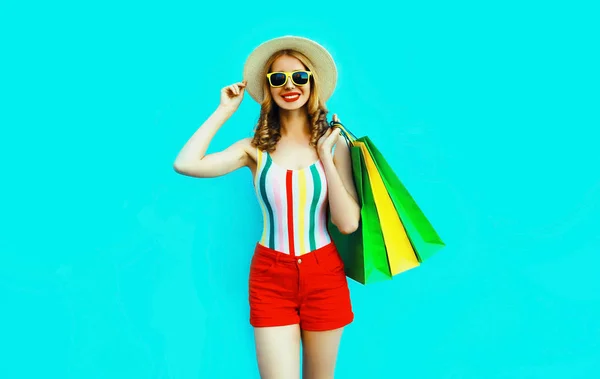 Retrato feliz jovem sorrindo mulher com sacos de compras em colorfu — Fotografia de Stock