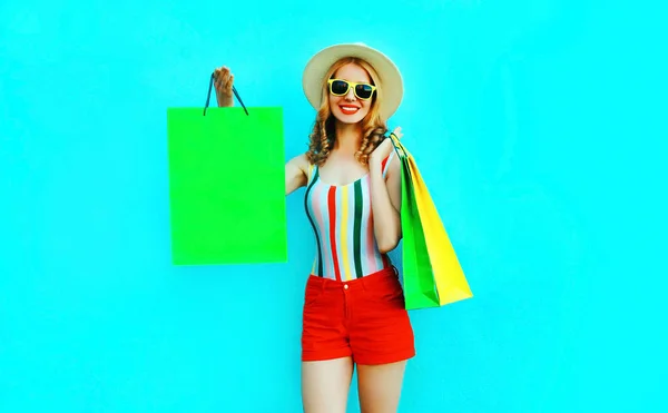 Retrato feliz jovem sorrindo mulher segurando sacos de compras no colo — Fotografia de Stock