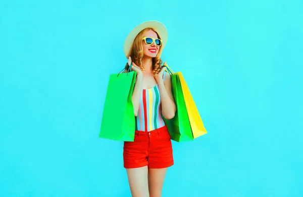 Retrato feliz jovem sorrindo mulher com sacos de compras em colorfu — Fotografia de Stock