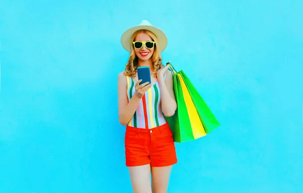 Retrato feliz sorrindo mulher segurando smartphone com compras ba — Fotografia de Stock
