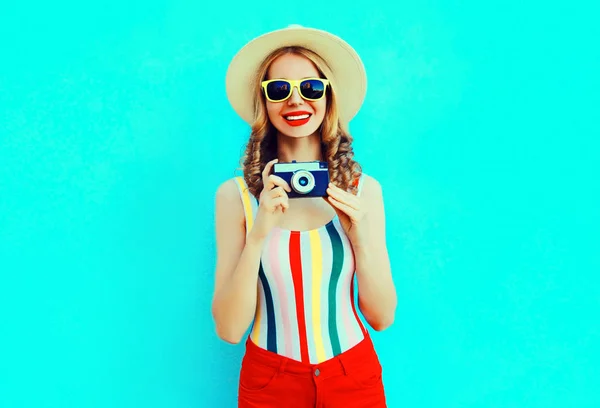 Красочная счастливая улыбающаяся молодая женщина с ретро камерой в сумме — стоковое фото