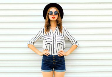 Siyah yuvarlak şapkaşık genç kadın modeli, şort, beyaz stri
