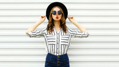 Çekici genç kadın tatlı hava öpücük göndererek kırmızı dudaklar üfleme i