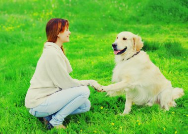 Mutlu kadın sahibi çim onu Golden Retriever köpek eğitim,
