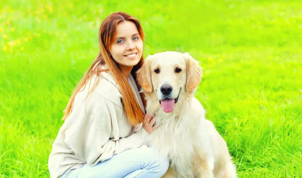 Ritratto felice proprietario sorridente con cane Golden Retriever insieme — Foto Stock