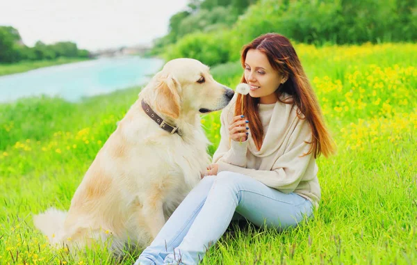 Happy smiling owner and Golden Retriever dog together on grass i — Stock Photo, Image