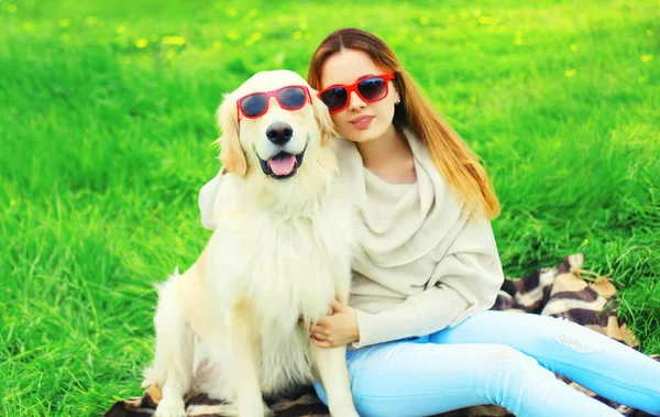 Woman owner and Golden Retriever dog in sunglasses together on g — Stock Photo, Image