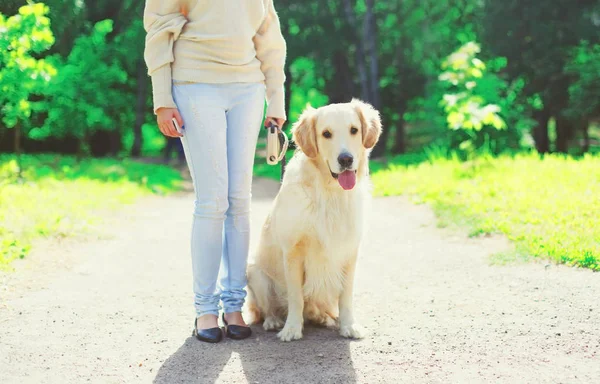 Donna proprietaria che cammina con il suo cane Golden Retriever al guinzaglio in su — Foto Stock