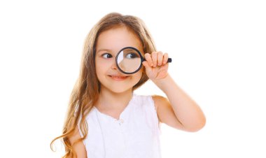 Portre yakın çekim küçük kız çocuk büyüteç g ile bakıyor