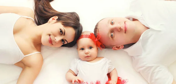Portre yakın çekim mutlu aile anne, bebek yalan ile baba — Stok fotoğraf