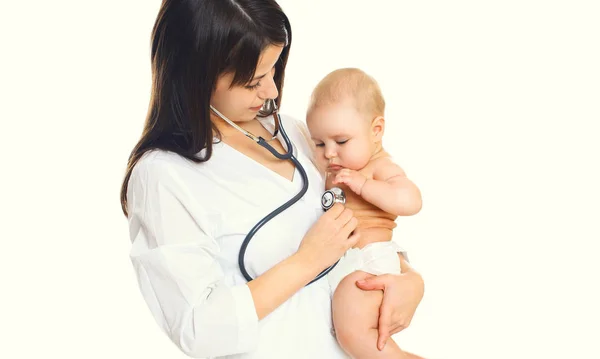 Mujer médico escucha el corazón del niño aislado en bac blanco —  Fotos de Stock