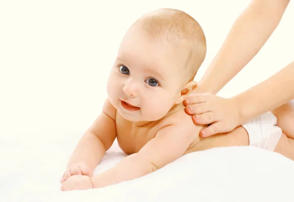 Retrato de primer plano bebé masaje espalda, niño y concepto de salud —  Fotos de Stock