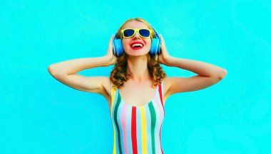 Portre mutlu gülümseyen kadın kablosuz kafa müzik dinlerken