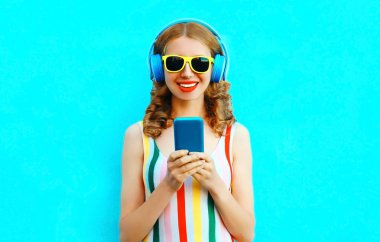 Portre mutlu gülümseyen kadın telefon müzik dinleme tutan