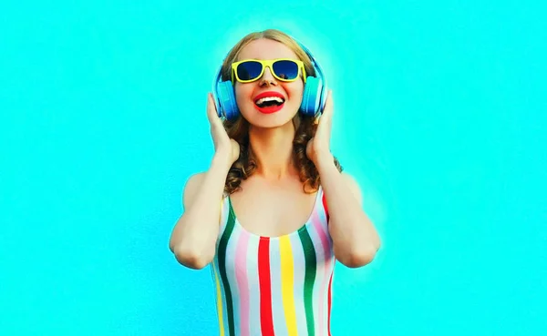 Portrait happy smiling woman listening to music in wireless head — Stock Photo, Image
