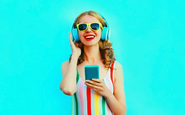 Retrato feliz sorrindo mulher segurando telefone ouvindo música em — Fotografia de Stock