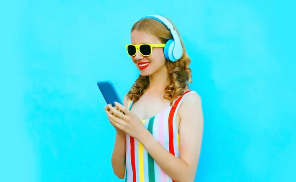 Πορτρέτο ευτυχής χαμογελαστή γυναίκα κρατώντας το τηλέφωνο ακούγοντας μουσική σε — Φωτογραφία Αρχείου