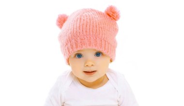 Portre yakın çekim mutlu gülümseyen bebek örgü pembe şapka lı whit