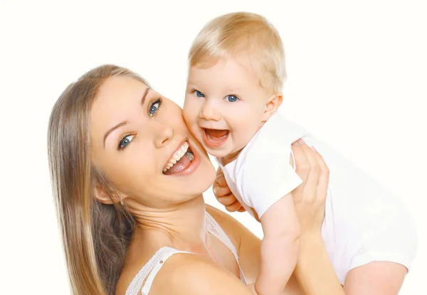 ポートレートクローズアップ幸せな笑顔の母と赤ちゃんが楽しんで取得する — ストック写真