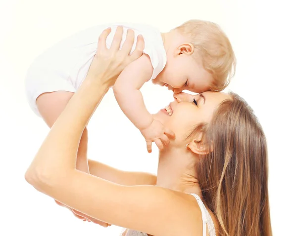 Close-up gelukkig lachende moeder spelen met haar baby geïsoleerd op — Stockfoto