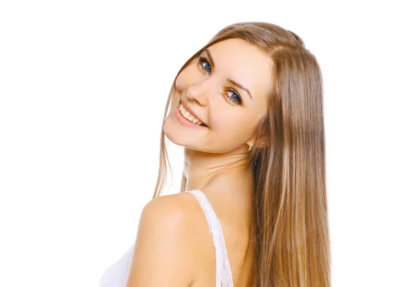 Портрет крупным планом красивая молодая улыбающаяся женщина с длинными волосами — стоковое фото