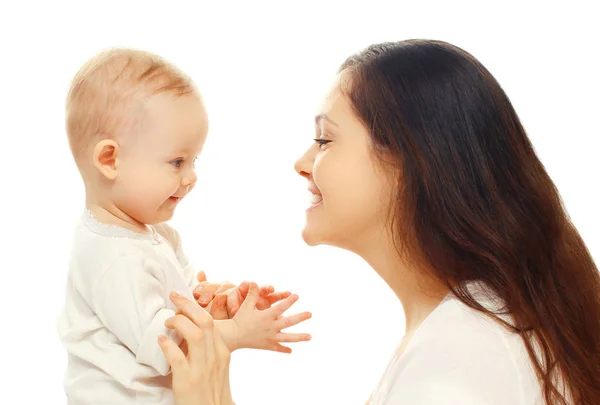 Ritratto primo piano felice madre sorridente che gioca con il suo bab carino — Foto Stock