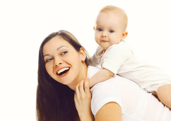 Feliz madre sonriente con su bebé divirtiéndose juntos aislados —  Fotos de Stock