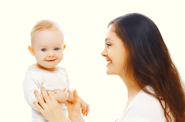 Porträt Nahaufnahme glücklich lächelnde Mutter spielt mit ihrem niedlichen Bab — Stockfoto