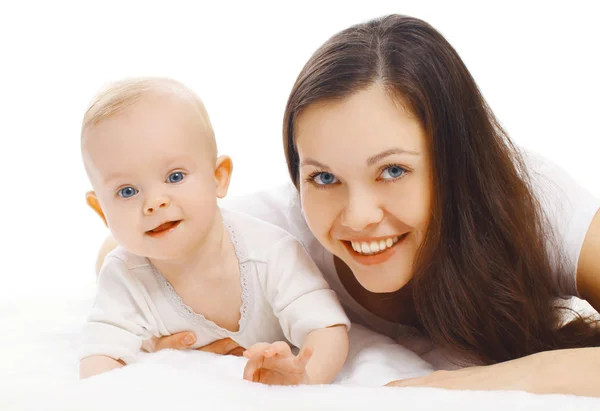 Retrato primer plano feliz sonriente madre y bebé acostado aislado o —  Fotos de Stock