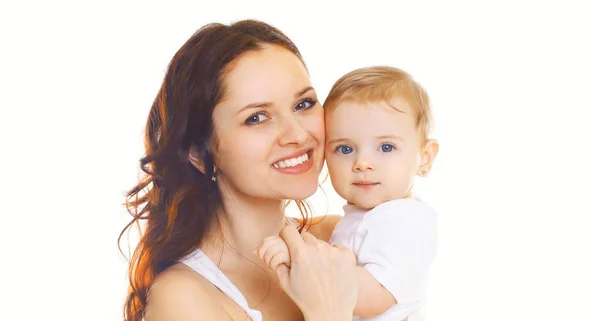 Retrato de cerca feliz sonriente madre sosteniendo a su bebé aislado — Foto de Stock