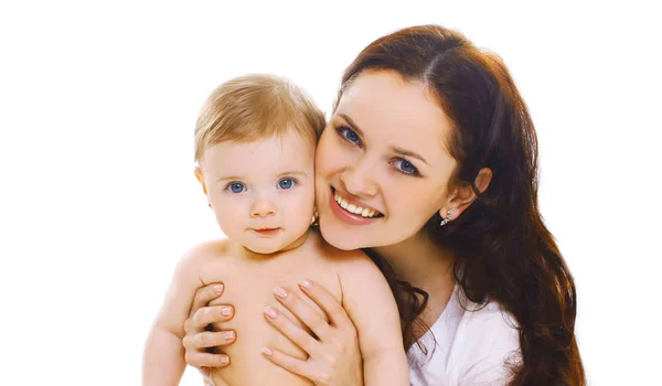 Portret close-up gelukkig lachende moeder houdt haar baby geïsoleerd — Stockfoto