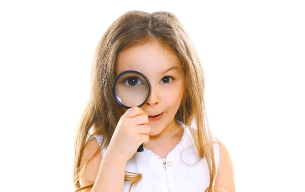 Porträtt närbild liten flicka barn tittar genom förstoringsglas g — Stockfoto