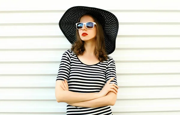 Retrato elegante jovem mulher em preto verão chapéu de palha posando em — Fotografia de Stock