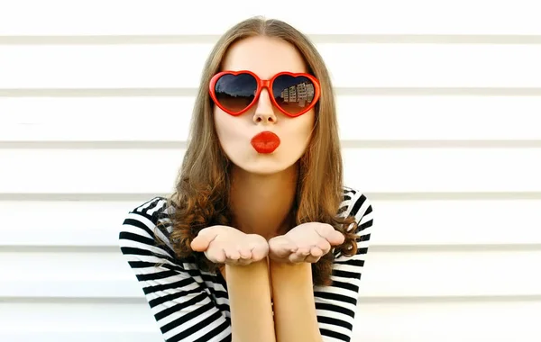 Retrato primer plano mujer soplando labios rojos enviando dulce aire beso — Foto de Stock