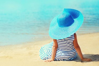 Yaz tatili ve tatil konsepti - çizgili dr küçük kız