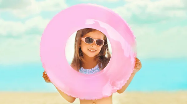 Retrato primer plano niño feliz niña sosteniendo frote inflable — Foto de Stock