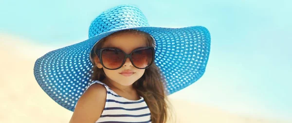 Summer portrait fashionable little girl in straw hat, sunglasses — Stock Photo, Image