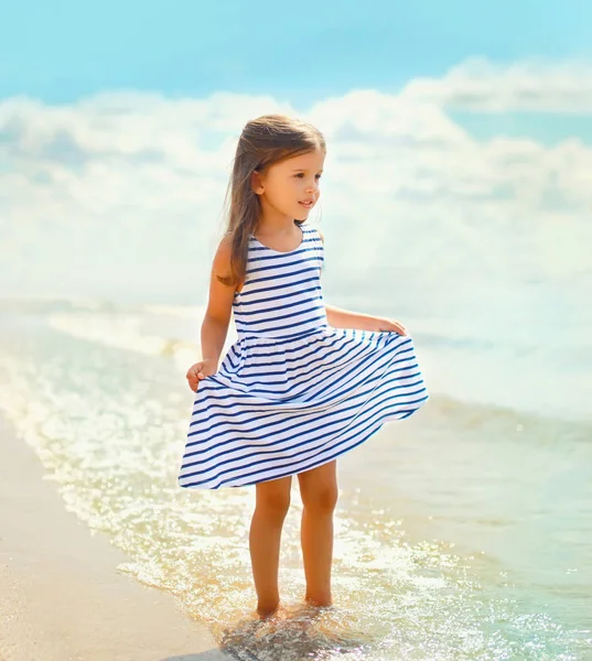 Çizgili elbise wal yaz portre güzel küçük kız çocuk — Stok fotoğraf