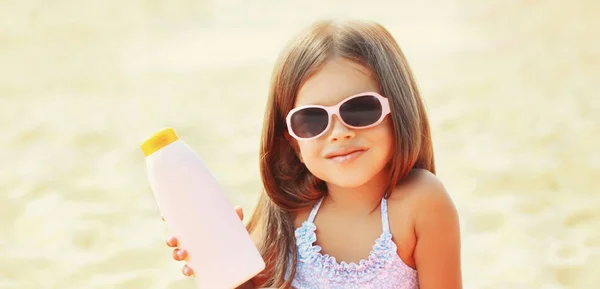 Summer portrait close-up little girl child on beach and showing — Stock Photo, Image