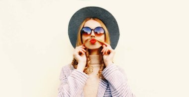 Portre yakın çekim komik kız bıyık saçlarını üfleme gösteren 