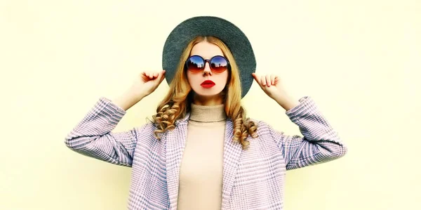 Portrait modèle femme close-up en manteau rose, chapeau rond posant sur — Photo